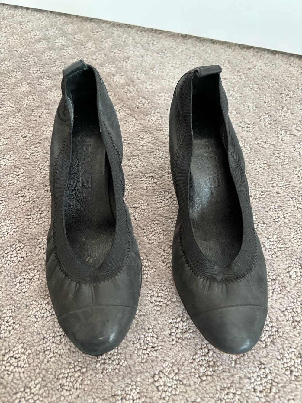 CHANEL Black Round-Toe Elastic Ballet heel